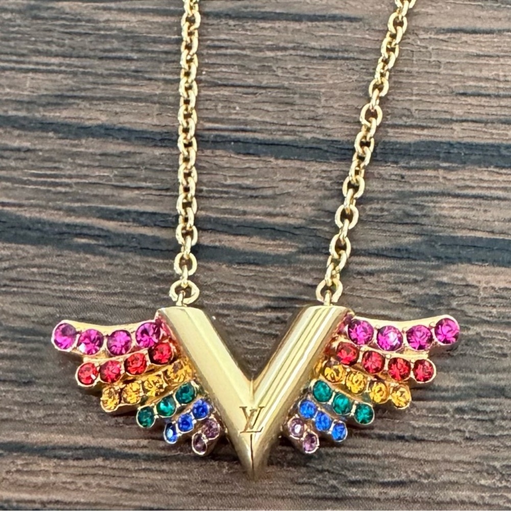 NEW LOUIS VUITTON Limited Edition Collier
Essential V California Dream Necklace - Picture 13 of 15
